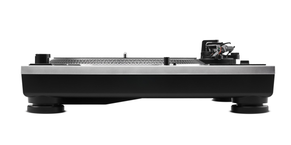 Vestlyd med to Technics-inspirerte platespillere